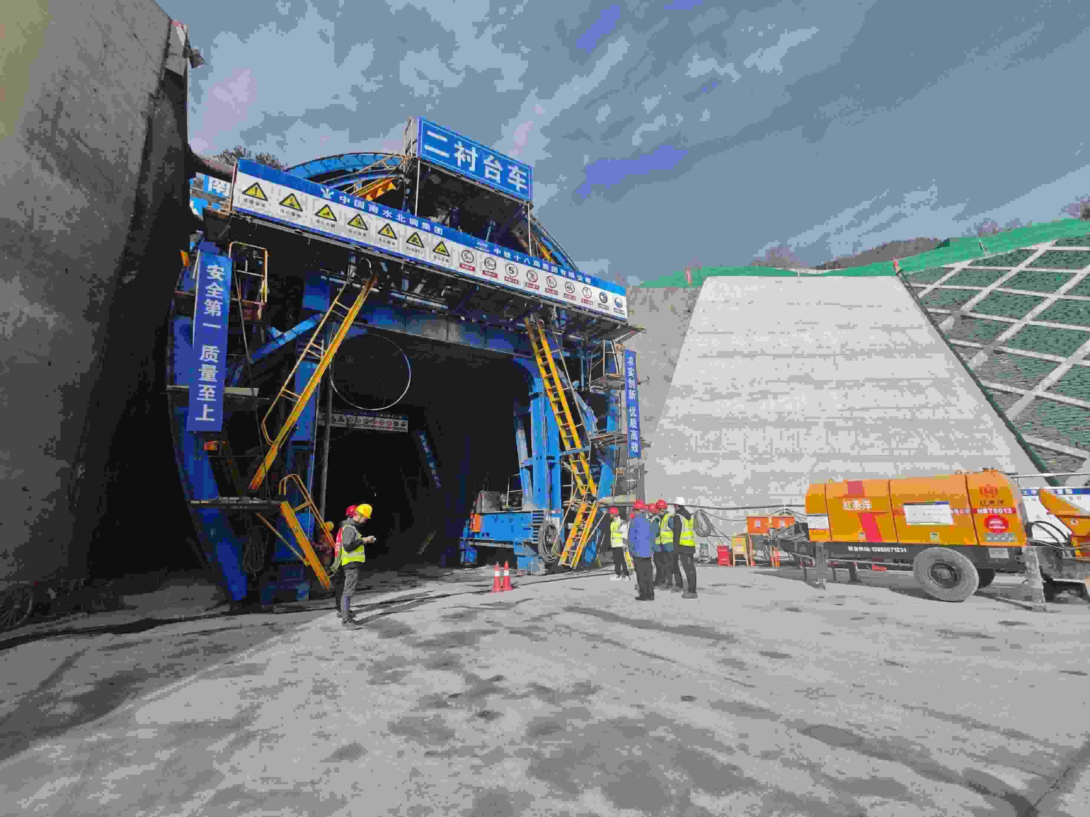 湖北省襄陽市?？悼h馬良鎮(zhèn)的引江補(bǔ)漢工程輸水隧洞8號(hào)平洞施工現(xiàn)場。受訪者供圖