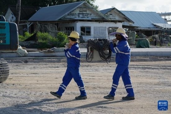 1月18日，工作人員在瑙魯艾沃港碼頭升級改造項目工地工作。新華社記者 王申 攝