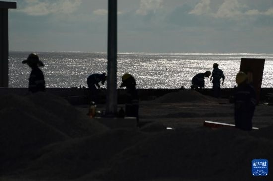 1月18日，工作人員在瑙魯艾沃港碼頭升級改造項目工地工作。新華社記者 王申 攝