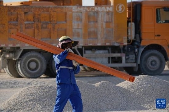 1月18日，工作人員在瑙魯艾沃港碼頭升級改造項目工地工作。新華社記者 王申 攝