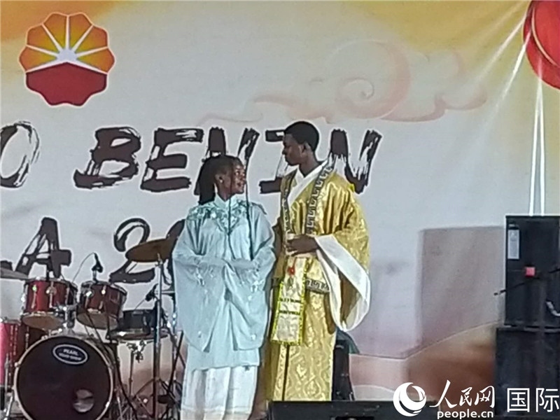 孔子學(xué)院的中國時裝秀表演。人民網(wǎng)記者 黃培昭攝