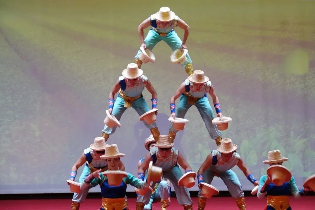 雜技表演“草帽歡歌” 。貝寧中國文化中心供圖