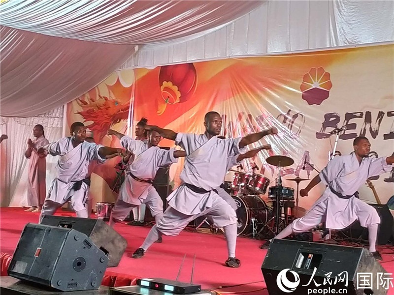 貝寧中國文化中心武術(shù)隊在進(jìn)行表演。人民網(wǎng)記者 黃培昭攝