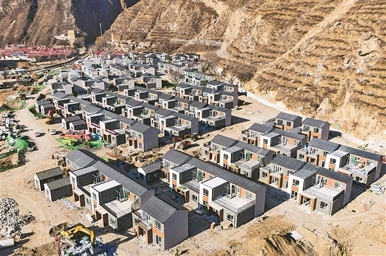 1月16日，門頭溝區(qū)齋堂鎮(zhèn)沿河口村，即將進入內部裝修環(huán)節(jié)的異地安置項目建設現(xiàn)場。