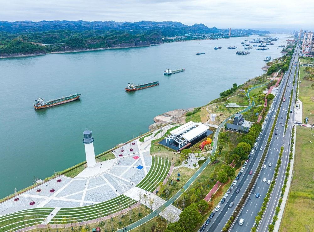 △湖北宜昌市濱江公園燈塔廣場(chǎng)。該廣場(chǎng)是在實(shí)施岸線復(fù)綠等綜合措施后，由老舊碼頭改造而成。