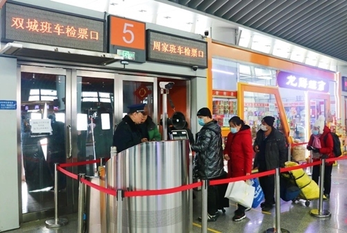 哈西公路客運(yùn)站內(nèi)旅客檢票排隊(duì)上車。黑龍江省交通運(yùn)輸廳供圖