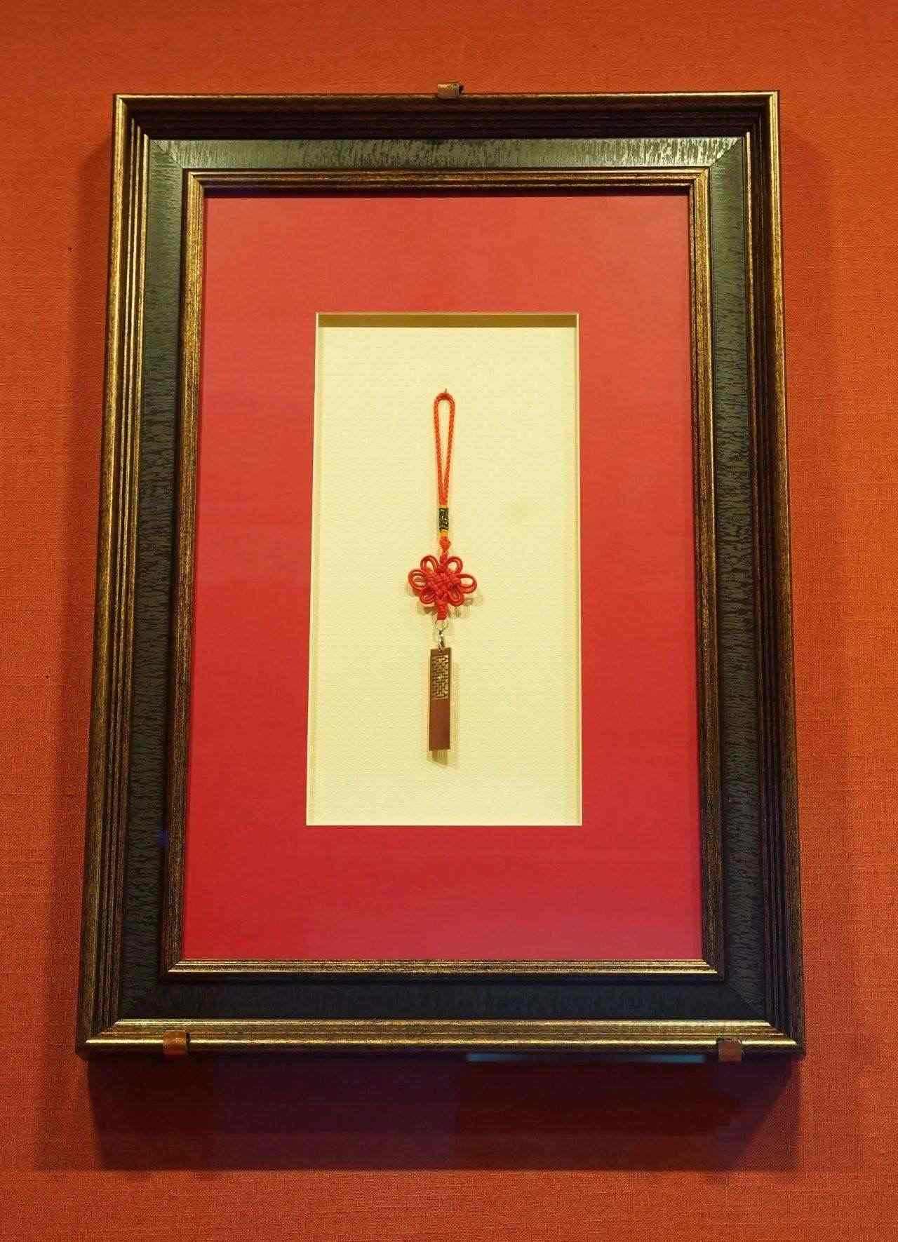 2017年5月，時任肯尼亞總統(tǒng)烏胡魯·肯雅塔贈送習近平主席的蒙內鐵路紀念U盤。