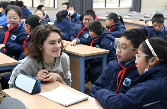  2023年12月18日，在西安新城區(qū)后宰門小學(xué)進(jìn)行的中法校園文化周法語語言沙龍上，西安法語聯(lián)盟的老師與學(xué)生進(jìn)行互動。新華社記者 劉瀟 攝