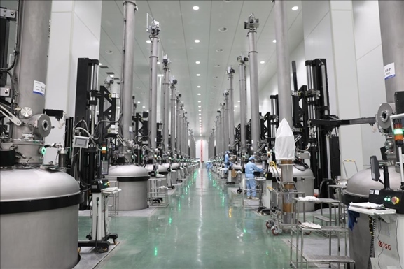 曲靖經(jīng)開(kāi)區(qū)晶澳太陽(yáng)能生產(chǎn)車間場(chǎng)景。 葉倬瑋攝