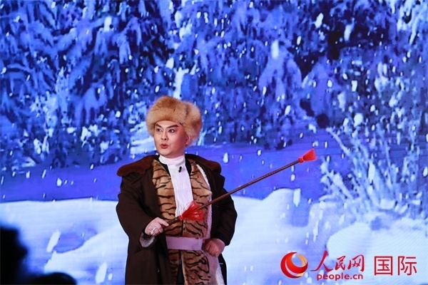 現(xiàn)代京劇《智取威虎山》選段《打虎上山》。人民網(wǎng) 許可攝