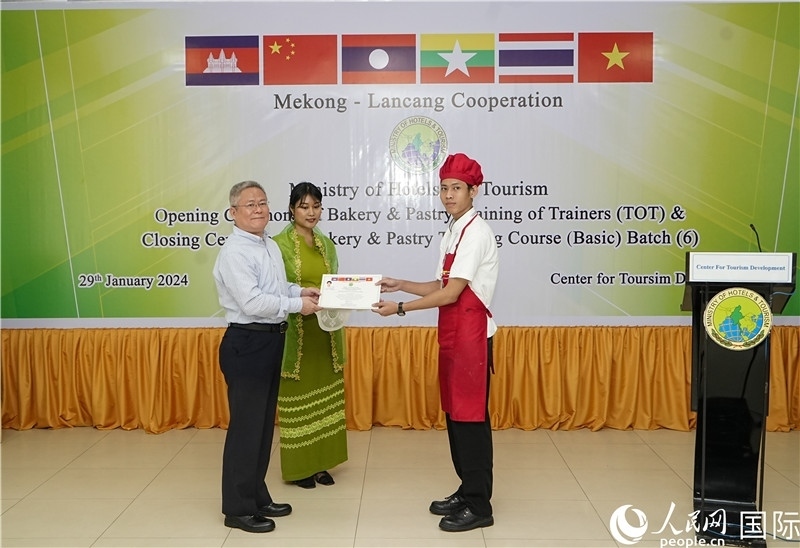 潘峰參贊向?qū)W員頒發(fā)證書。人民網(wǎng)記者 謝佳君攝