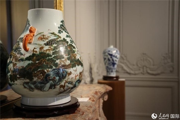 嘉賓和公眾參觀“絲路瓷行”——中國景德鎮(zhèn)陶瓷文化特展。人民網(wǎng)記者 尚凱元攝