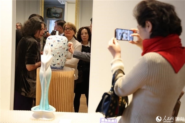 嘉賓和公眾參觀“絲路瓷行”——中國景德鎮(zhèn)陶瓷文化特展。人民網(wǎng)記者 尚凱元攝