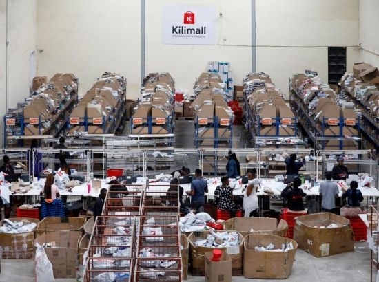 2023年11月11日，在肯尼亞姆洛隆戈，Kilimall員工在倉庫內(nèi)工作。新華社記者 李亞輝 攝