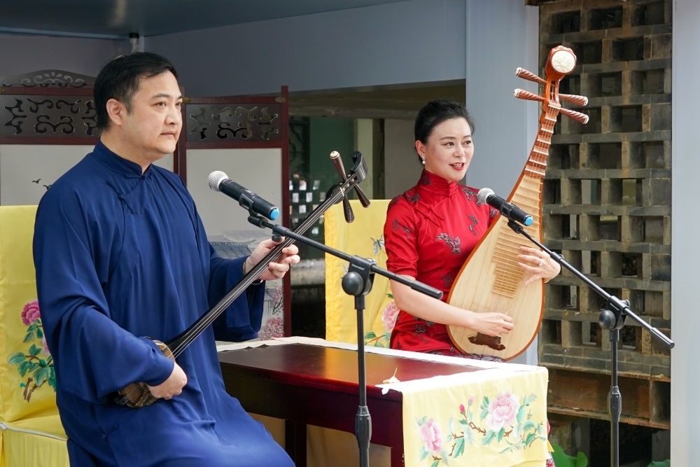 評彈藝人在蘇州平江路上的一家評彈店內(nèi)進行表演（2023年7月7日攝）。新華社記者 李博 攝