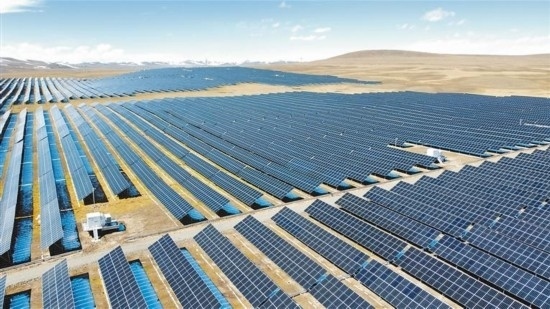 西藏華電色尼區(qū)12萬(wàn)千瓦光伏發(fā)電項(xiàng)目電力保供項(xiàng)目航拍。趙書彬攝