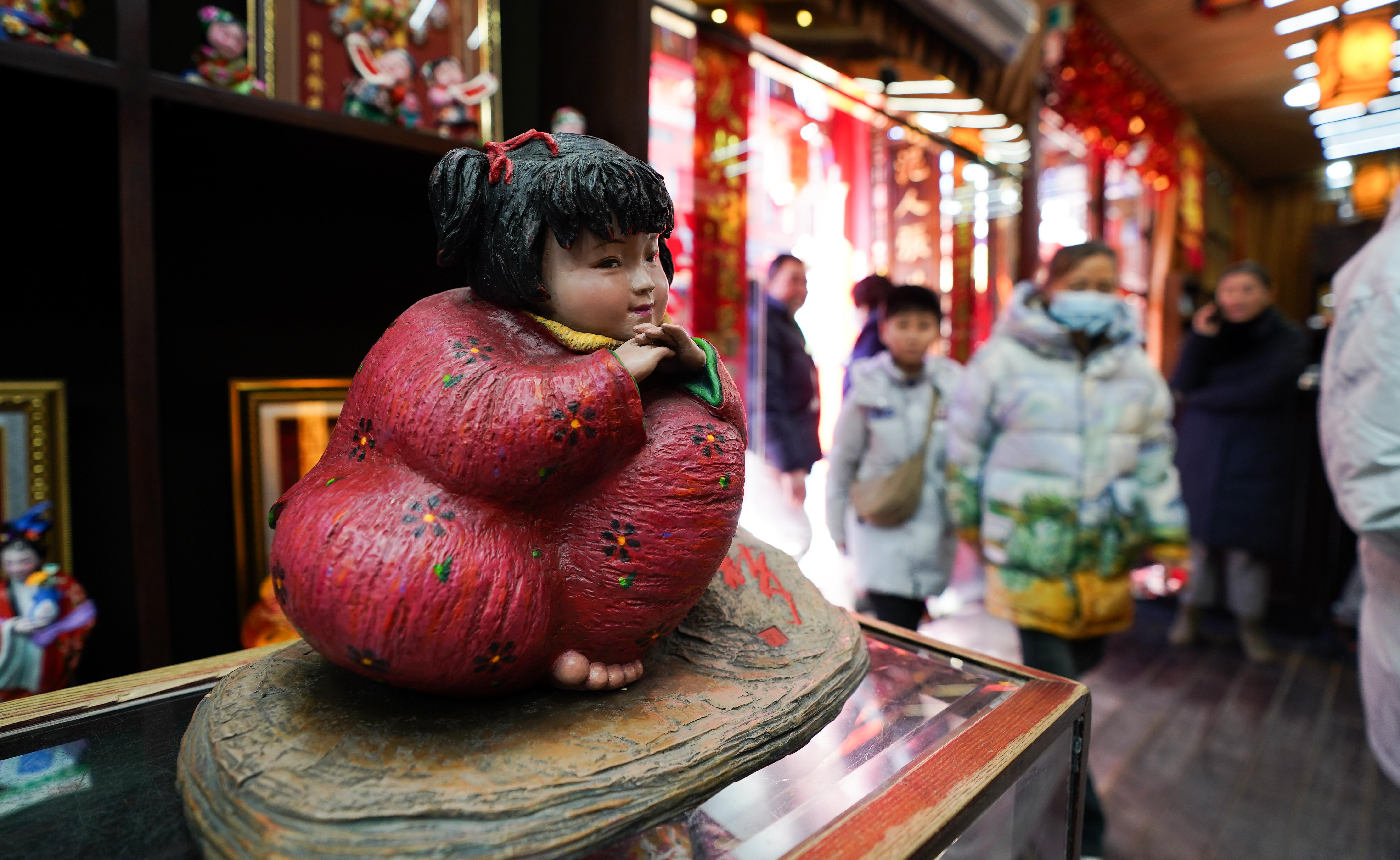 △泥人張彩塑是天津的傳統(tǒng)民間手工藝品，為天津市首批國家級非物質(zhì)文化遺產(chǎn)。（總臺國廣記者李晉拍攝）