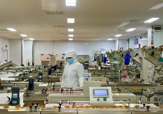 盼盼5G智慧工廠生產(chǎn)線正在進(jìn)行產(chǎn)品質(zhì)檢。人民網(wǎng)記者 金慧慧攝