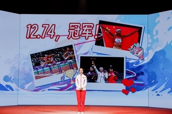 “何以中國·向海泉州”網(wǎng)絡主題活動現(xiàn)場，林雨薇講述奪冠經(jīng)歷。泉州廣播電視臺供圖