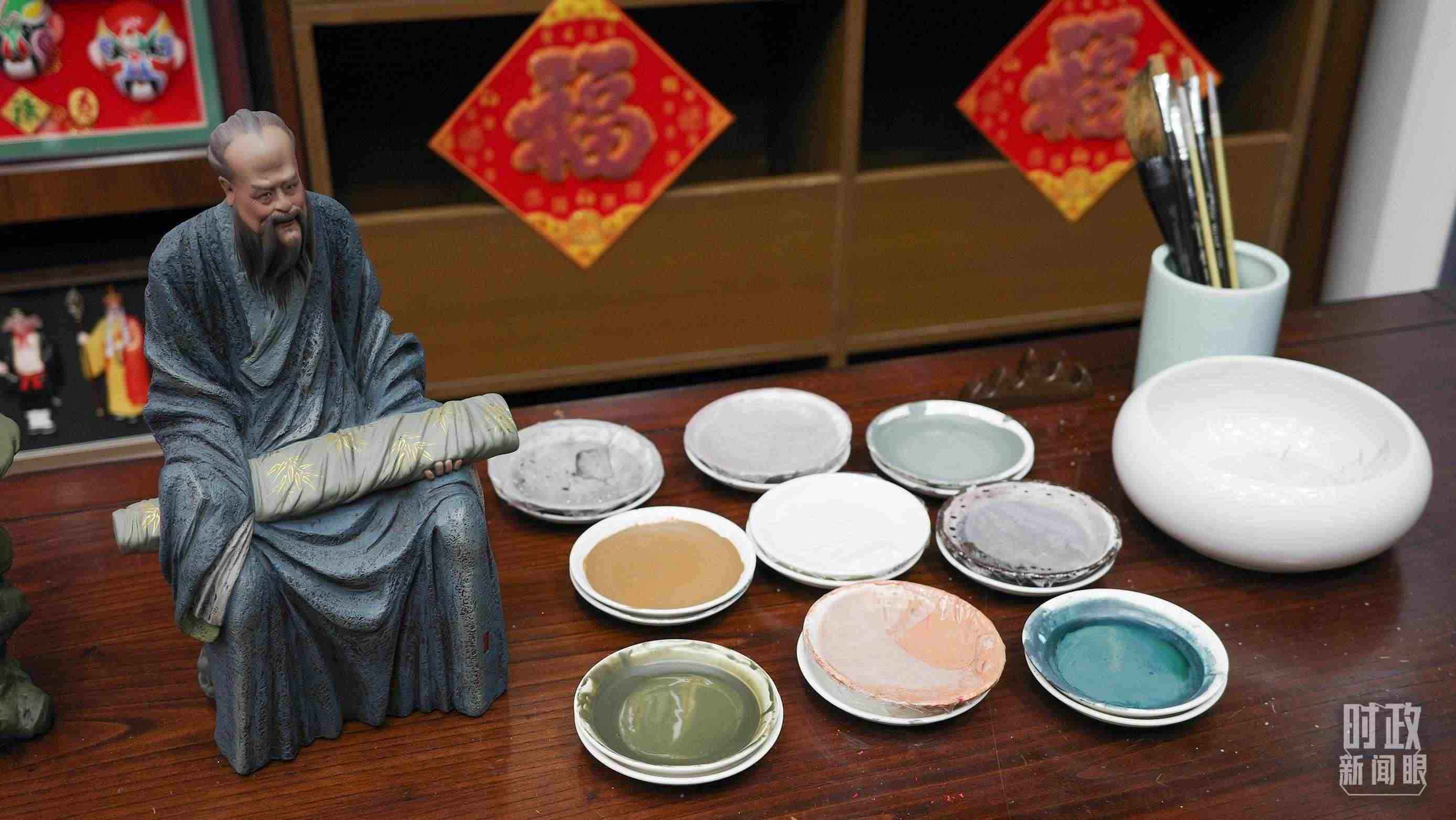 △天津古文化街，泥人張店鋪的上色顏料展示。（總臺(tái)央視記者覃思拍攝）