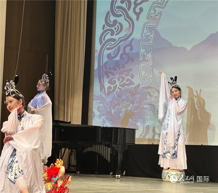 舞蹈《青花瓷》，表演者：德國中歐文化藝術(shù)交流協(xié)會(huì)