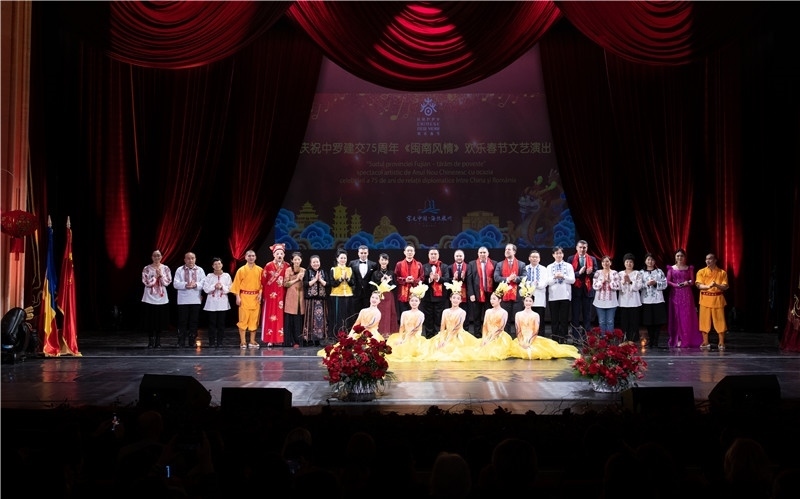 圖為韓大使、羅政府高官與泉州藝術(shù)團(tuán)演員合影。中國(guó)駐羅大使館文化處供圖。