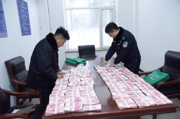 民警清點(diǎn)涉案資金。磐石市公安局供圖