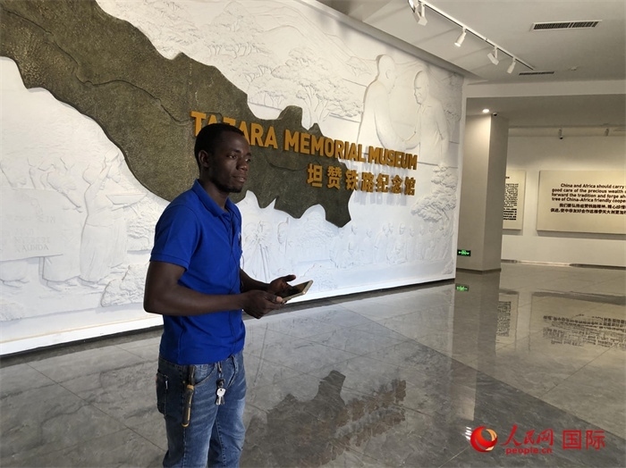 當?shù)毓ぷ魅藛T向記者講解。人民網(wǎng)記者 黃培昭攝