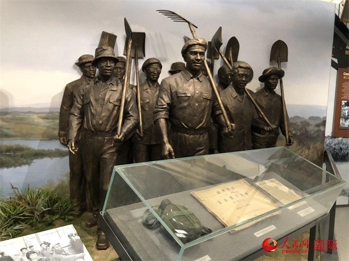 紀念園中展覽的筑路場景 。人民網(wǎng)記者 黃培昭攝