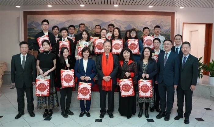 中國(guó)駐瑞典大使館崔愛(ài)民與留學(xué)生代表和華校負(fù)責(zé)人合影。 中國(guó)駐瑞典大使館供圖