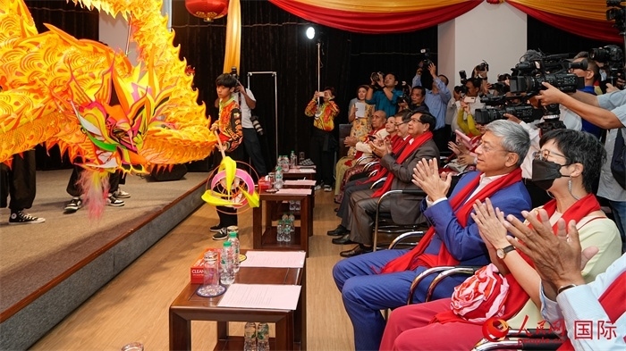 嘉賓觀看傳統(tǒng)舞龍表演。人民網(wǎng)記者 謝佳君攝