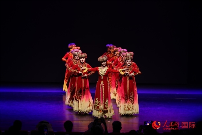 2日在阿聯(lián)酋迪拜舉行的大型音舞詩畫《新疆是個(gè)好地方》文藝演出。人民網(wǎng)記者任皓宇攝