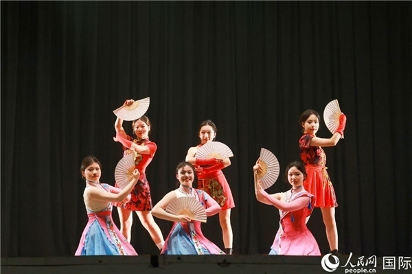 燈光秀匯演現(xiàn)場節(jié)目精彩紛呈。人民網(wǎng)記者 陳海琪攝