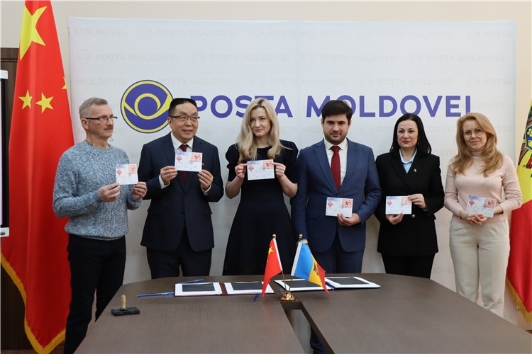摩爾多瓦首發(fā)龍年生肖郵票。中國駐摩爾多瓦大使館供圖