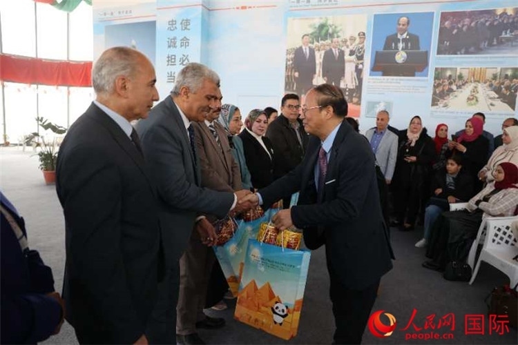 中國駐埃及使館教科處盧春生公參為埃及師生發(fā)放新年禮包。人民網(wǎng)記者 黃培昭攝