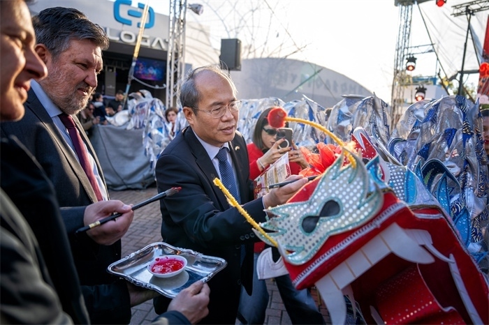 中國駐希臘大使館大使肖軍正與希方嘉賓為舞龍點睛?！吨邢r報》供圖