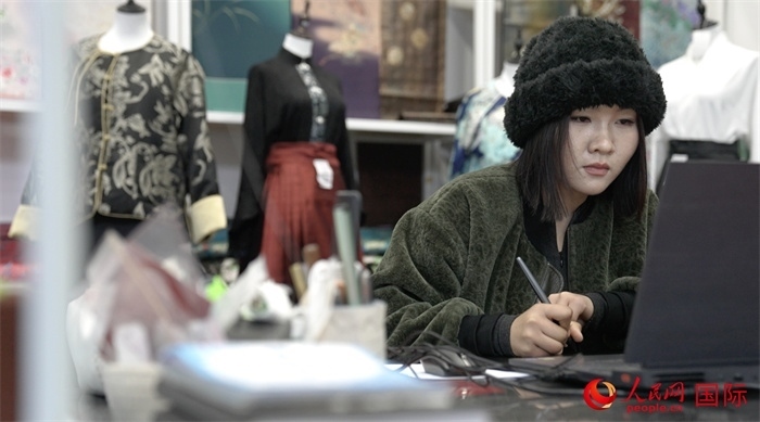 1月23日，在山東省菏澤市曹縣有愛云倉直播基地，張子晨正在設(shè)計漢服。 人民網(wǎng)記者 袁蒙攝