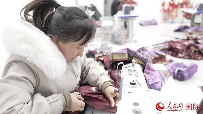 1月24日，在山東省菏澤市曹縣大集鎮(zhèn)云牧服飾有限公司，高燕正在縫制馬面裙。 人民網(wǎng)記者 袁蒙攝