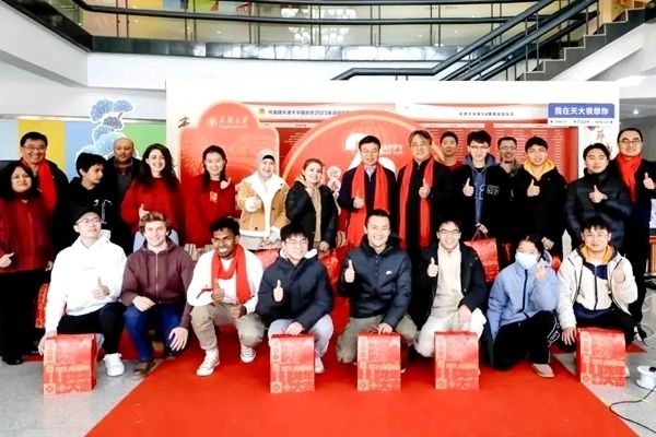 天津大學同學們收到新春大禮包。校方供圖