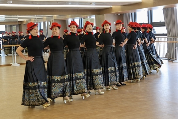 廈門思明區(qū)老年大學(xué)老年模特班正在上課。