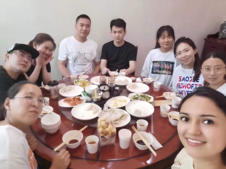 保拉與中國朋友在一起。圖片由受訪者提供