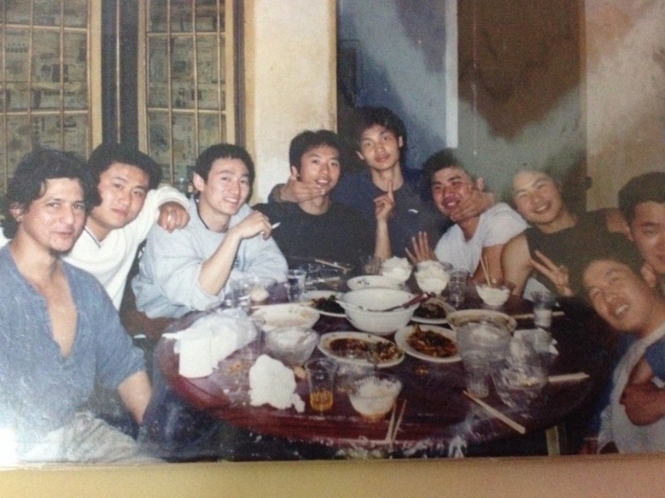 2007 年，卡洛斯·卡斯蒂略（左一）和他的中國朋友在武漢慶祝春節(jié)。圖片由受訪者提供