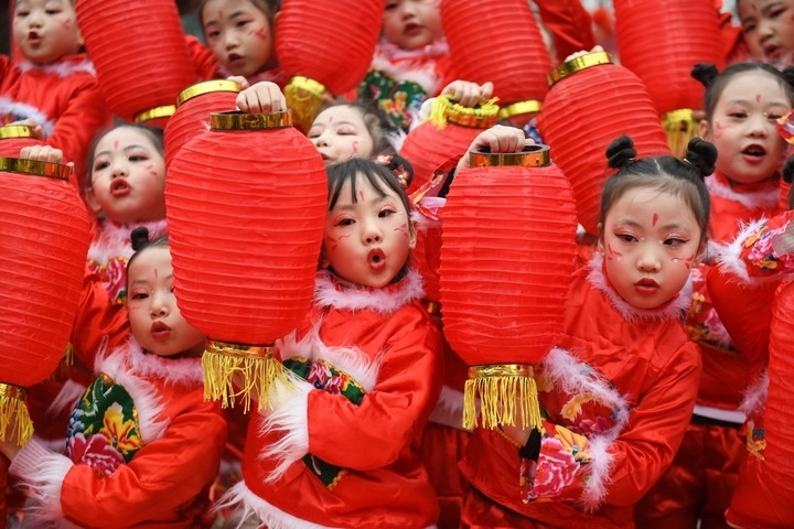 1月18日，四川省閬中市閬中古城，民間藝人和文藝工作者在表演節(jié)目歡度臘八節(jié)，喜迎農(nóng)歷新年。這是參演的小朋友在表演。新華社發(fā)（王玉貴 攝）