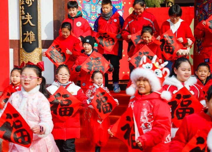 2月2日，小朋友在濟南五龍?zhí)毒皡^(qū)參加送福字活動。新華社發(fā)（徐舟攝）