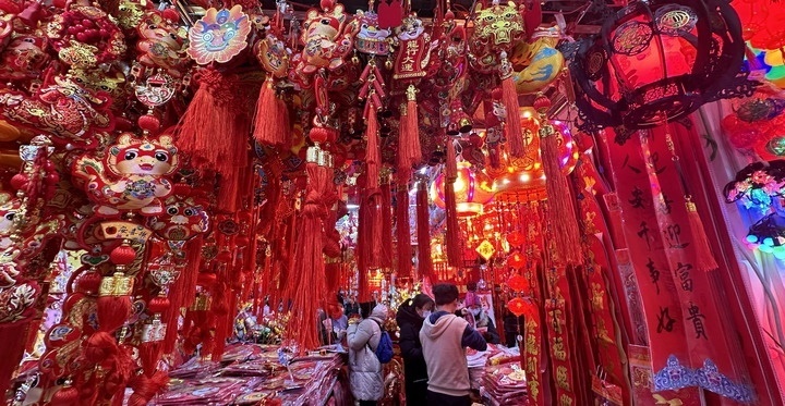 1月19日，市民在北京一商場內(nèi)選購春節(jié)裝飾品。新華社記者李欣攝