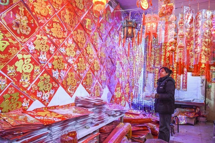 1月21日，在山西省晉中市平遙縣一家市場，市民在選購年貨。新華社發(fā)（梁生仁攝）