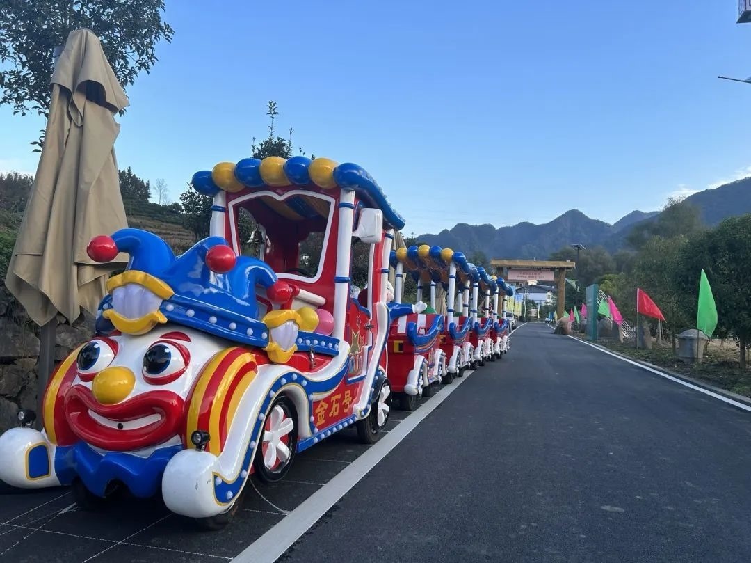 2023年10月，金石村集體出資購買了兩輛無軌觀光小火車。紫陽縣融媒體中心供圖