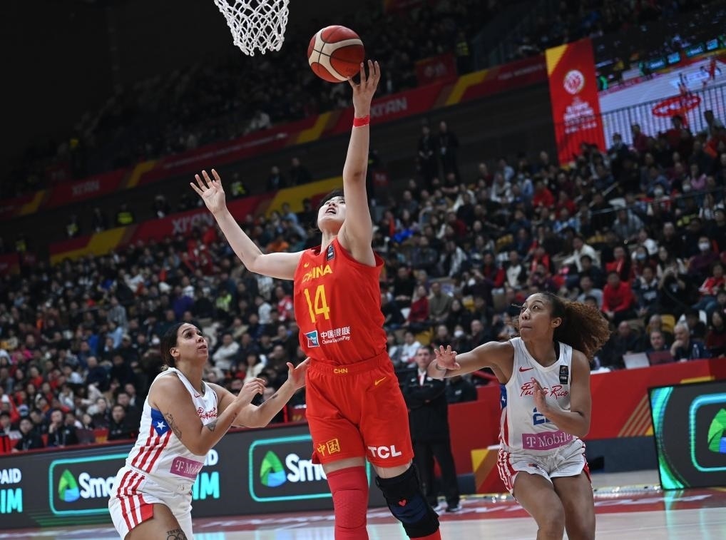 2月11日，中國隊球員李月汝（中）在比賽中上籃。新華社記者 李一博 攝