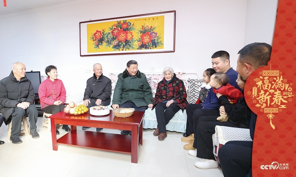 2024年2月1日，習(xí)近平總書記在天津市西青區(qū)辛口鎮(zhèn)第六埠村考察時(shí)，同村民杜洪剛一家人親切拉家常。