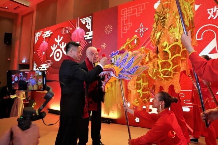 張漢暉（左）、施威特科（右）共同為彩龍點(diǎn)睛。于子恒攝